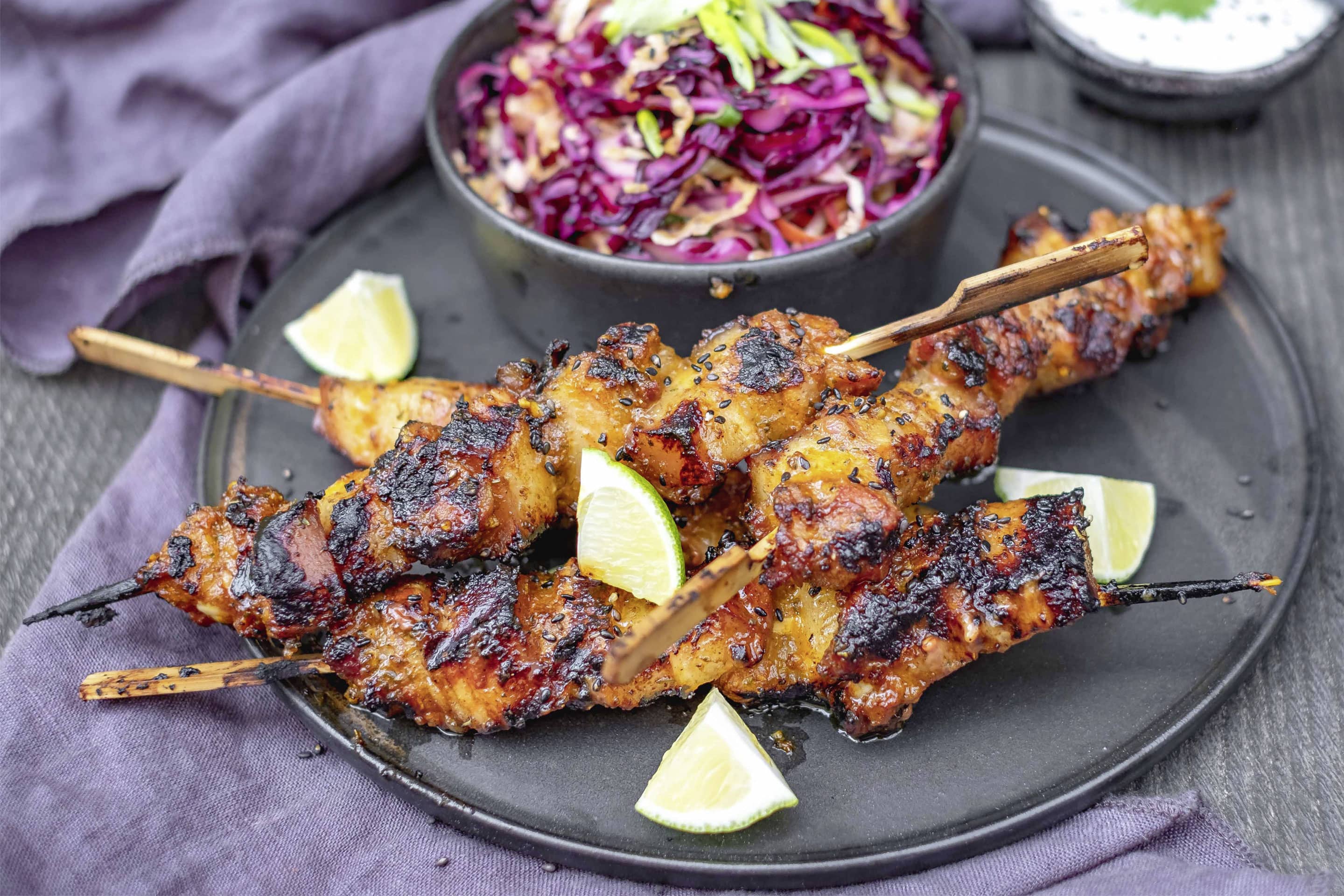 Schweinespießchen mit Burger Asian Style gewürzt mit Rotkraut-Karottensalat