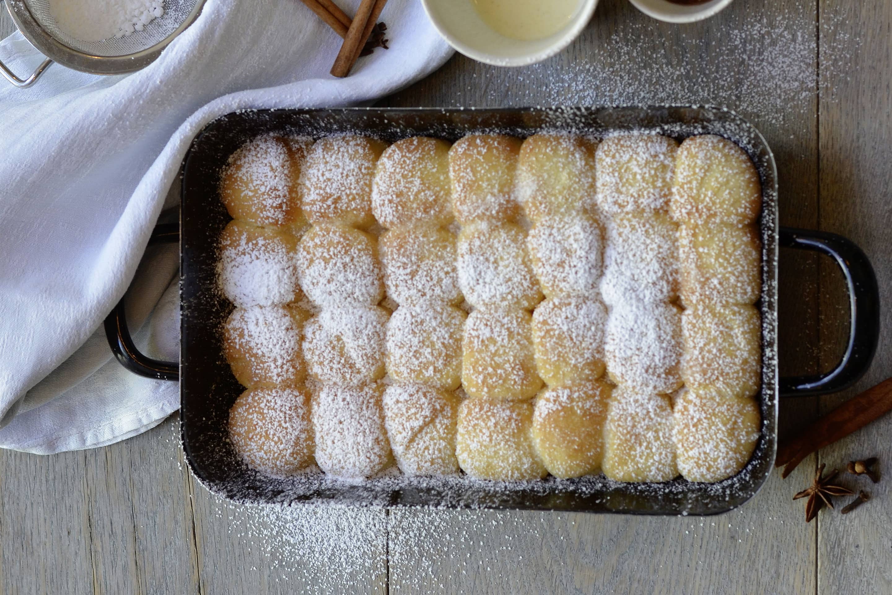 Dukatenbuchteln mit Gewürz-Vanillemilch