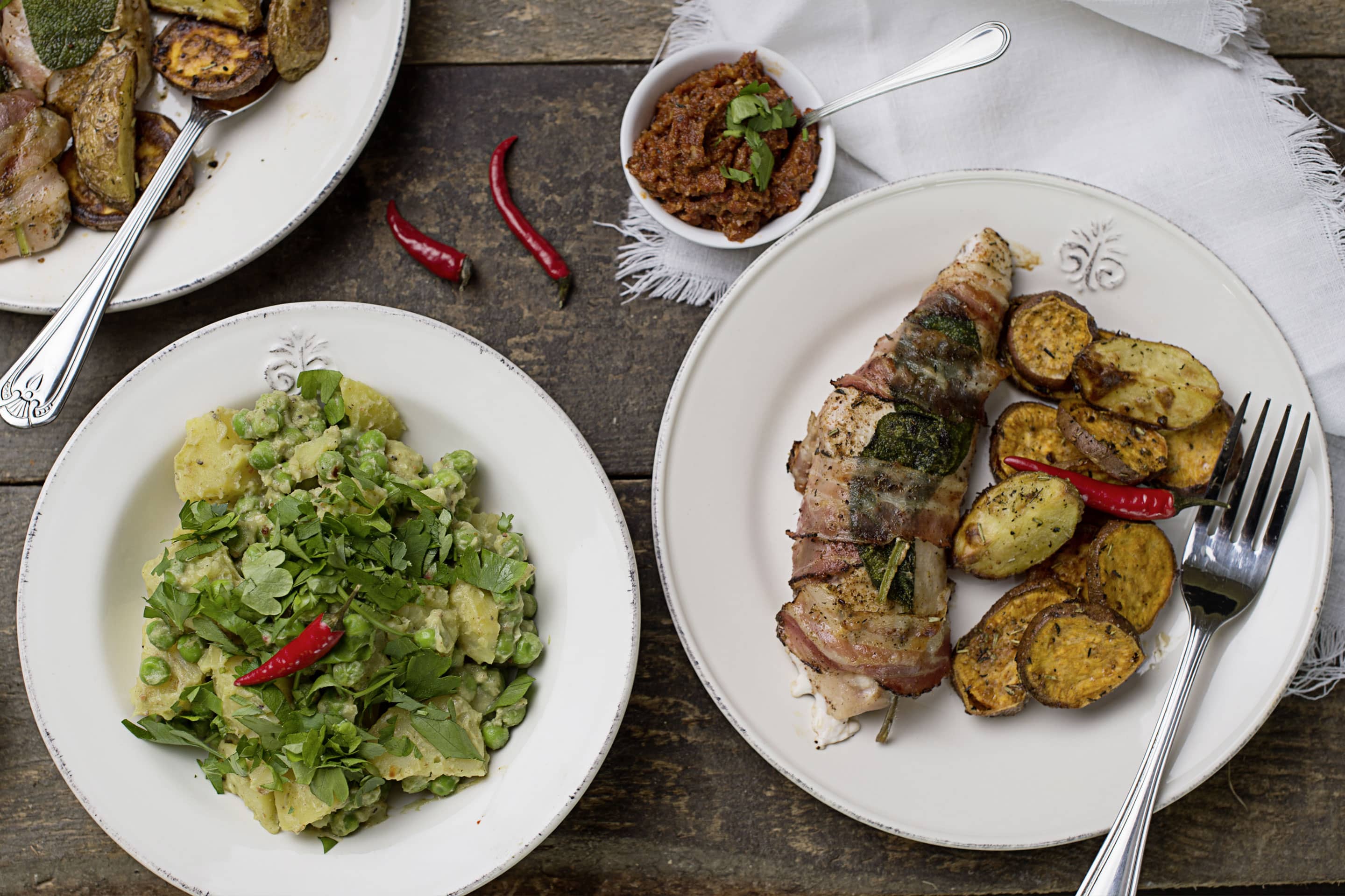 Grill-Geflügel-Saltimbocca mit Kartoffelsalat und Pesto mit getrockneten Tomaten