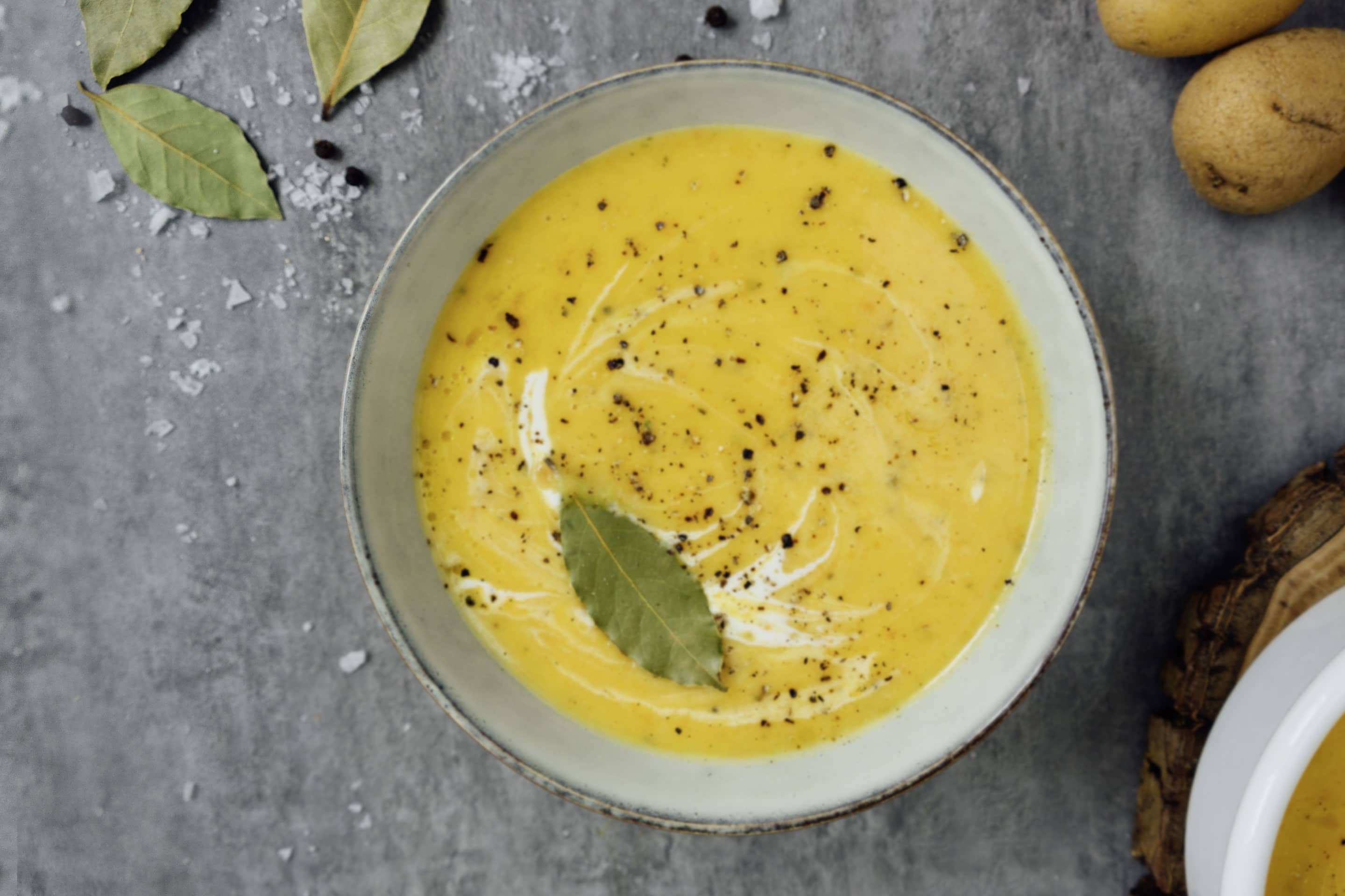 Karotten-Erdäpfelsuppe mit Majoran und Lorbeer