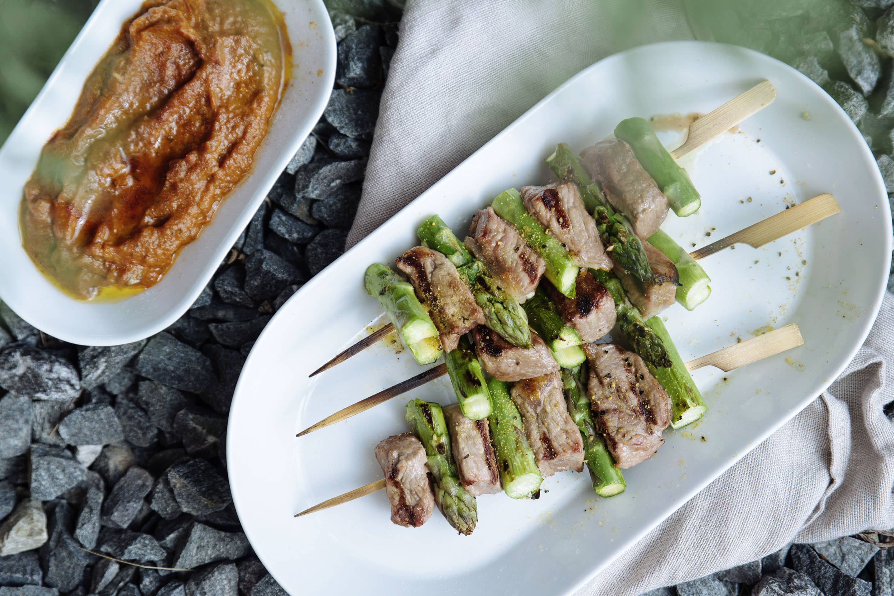 Steak-Gewürzsalz-Spieße mit Spargel und Ajvar