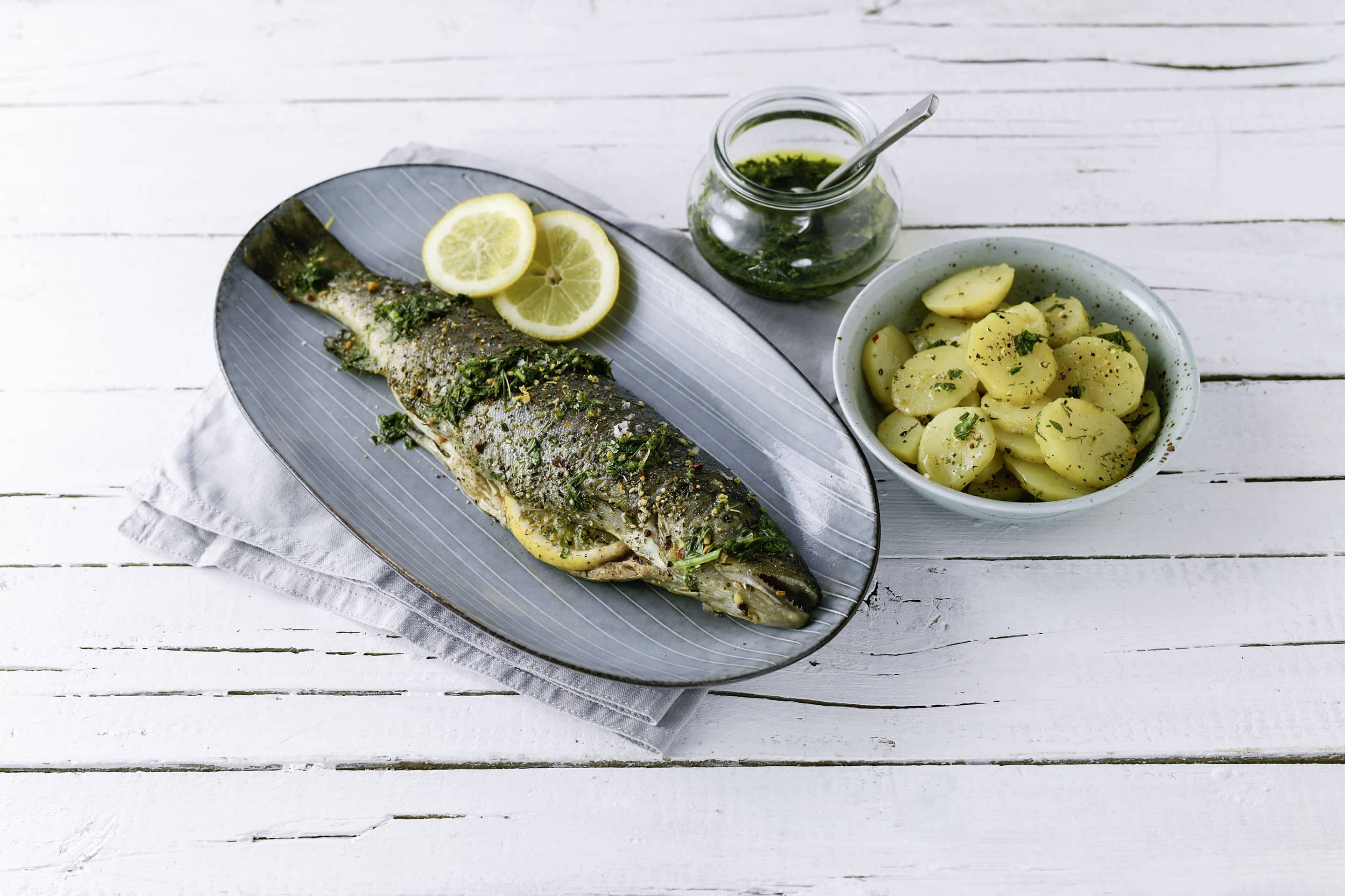 Grill-Fisch Forelle kartoffeln und gremolata