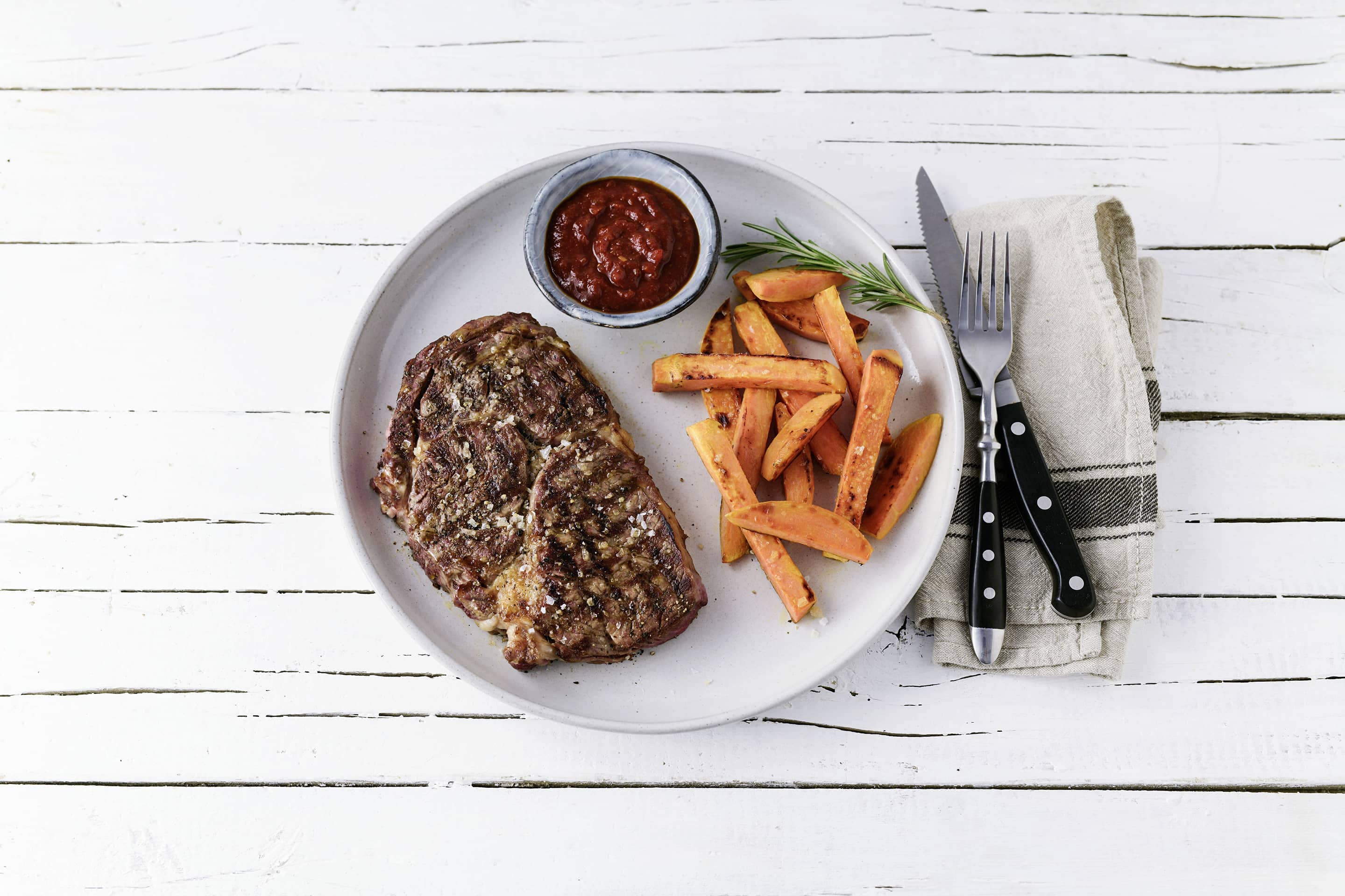 Magic-DUst-Steak mit Suesskartoffelsticks