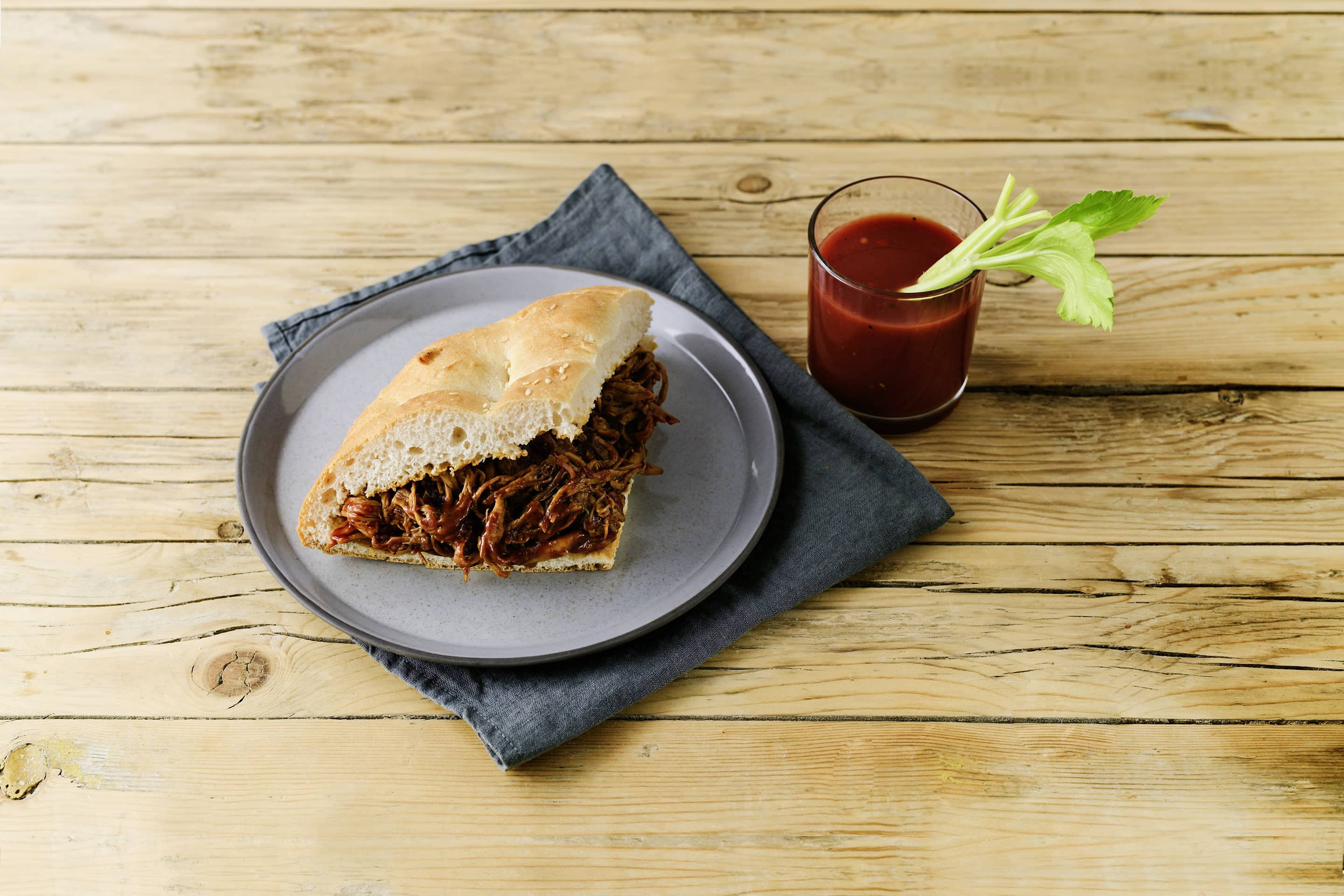 Grill-Smoked Pulled Pork im Fladenbrot mit Bloody mary