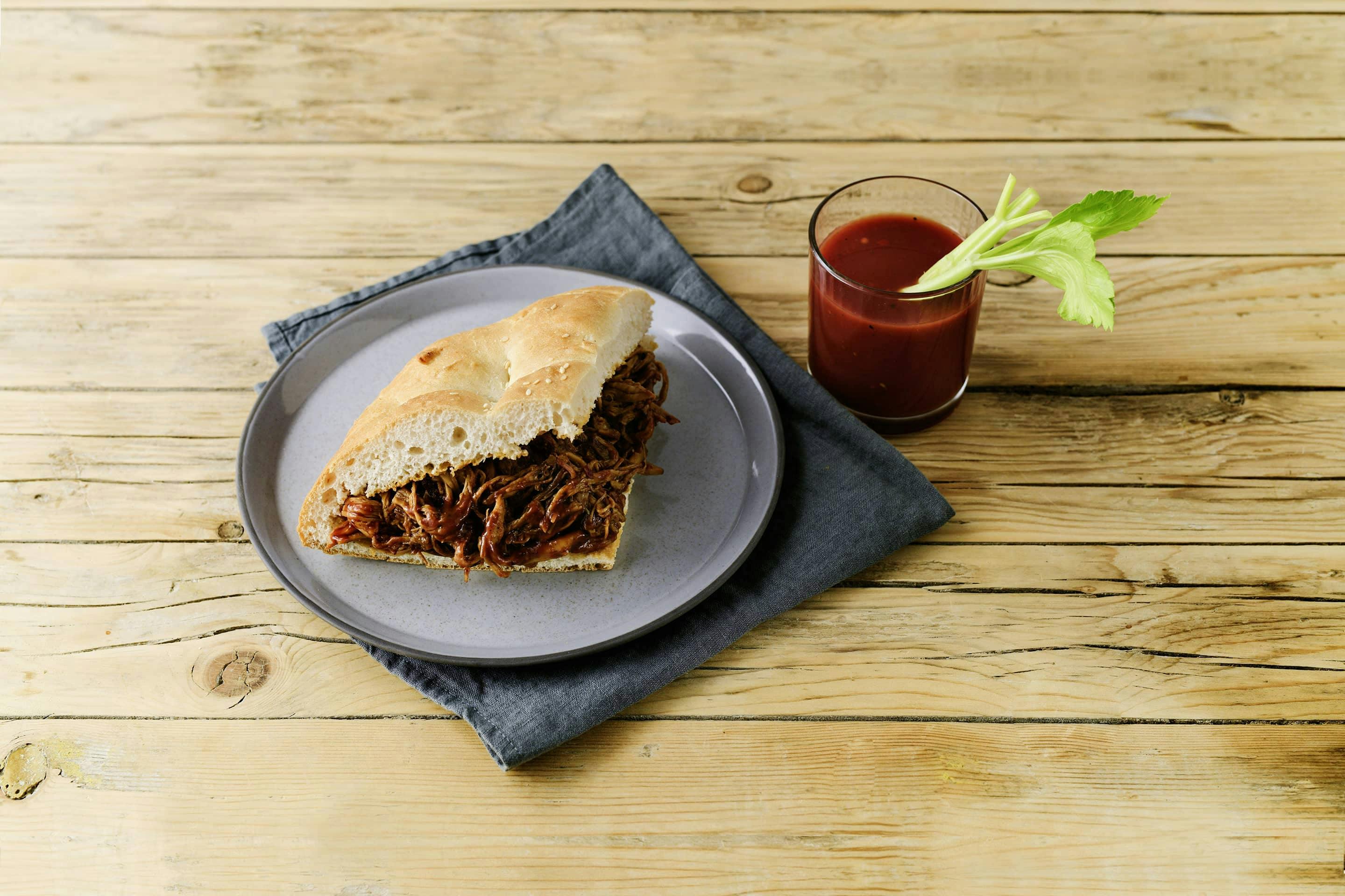 Grill-Smoked Pulled Pork im Fladenbrot mit Bloody mary