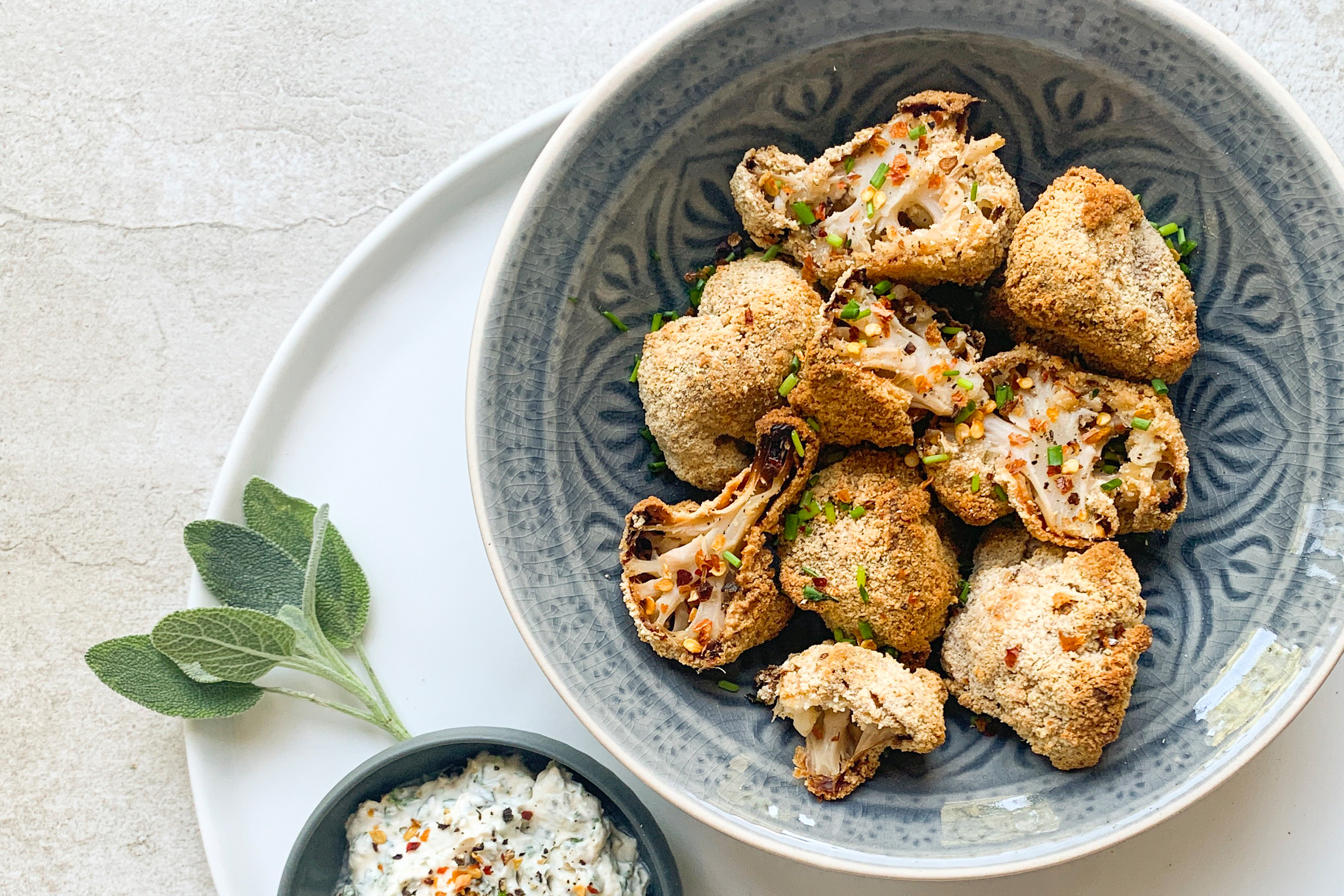 Karfiol Nuggets in einer Schale mit Dip