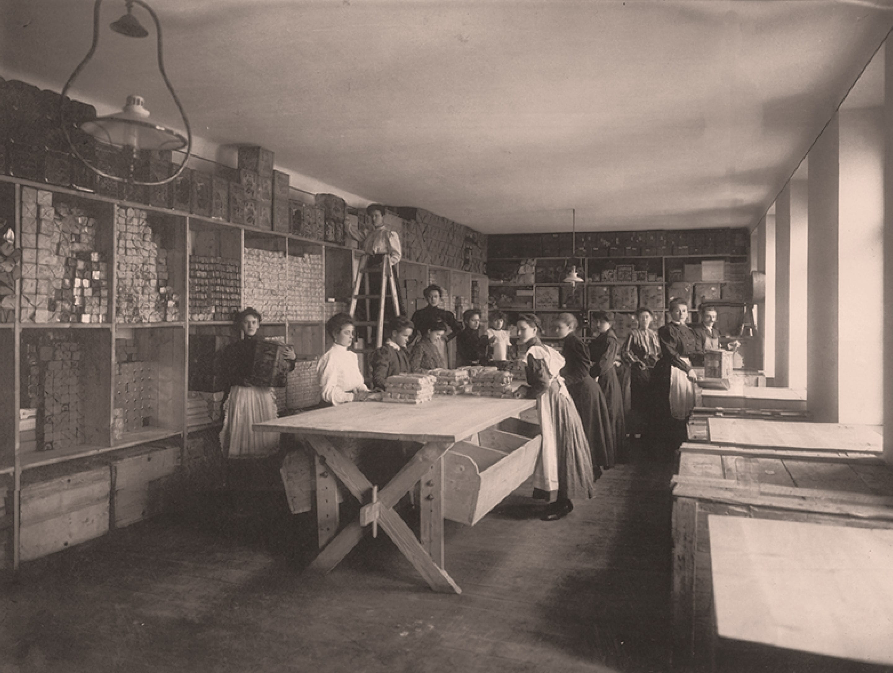 Черно-бяла снимка: Работници, които пакетират млян червен пипер Kotányi през 1881 г.