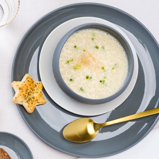 Започнете празничната вечеря специално с тази супа от целина с кестени и празнични питки.