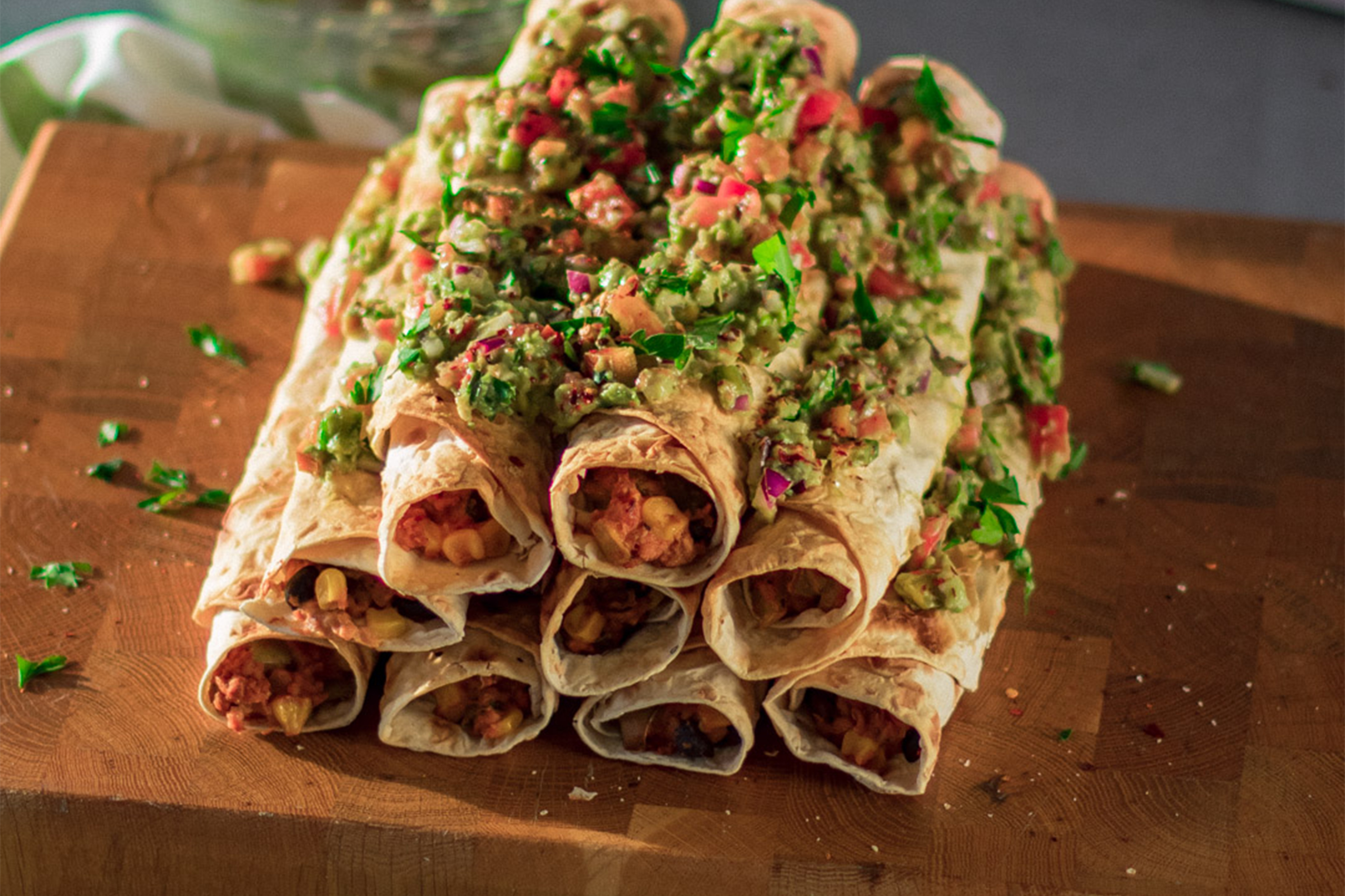 Мексикански веган такитоси върху дървена дъска, с био подправки Kotanyi на фон