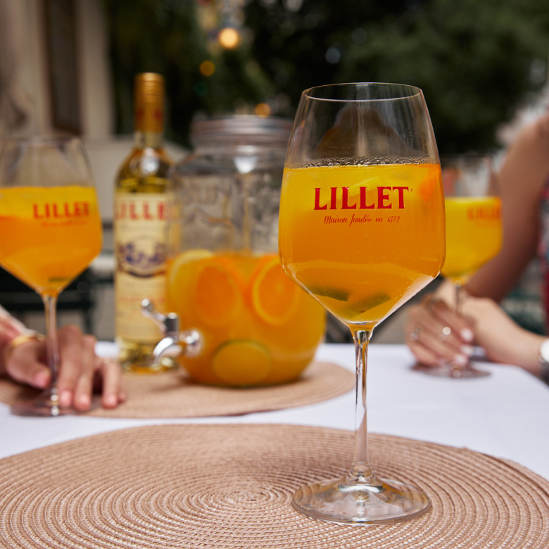 Чаша с освежаващ пунш с френски аперитив Lillet.