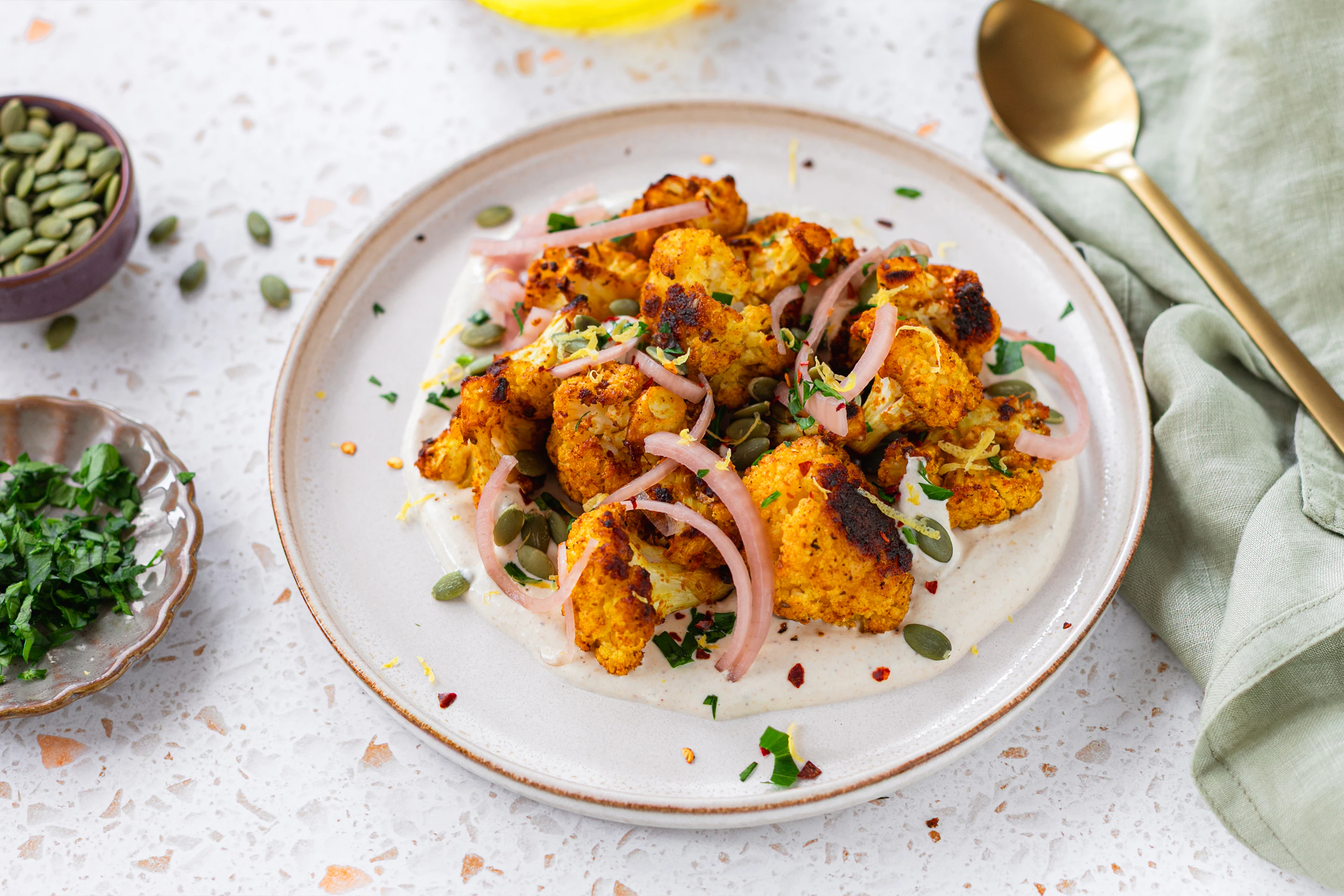 Къри карфиол върху таханов сос