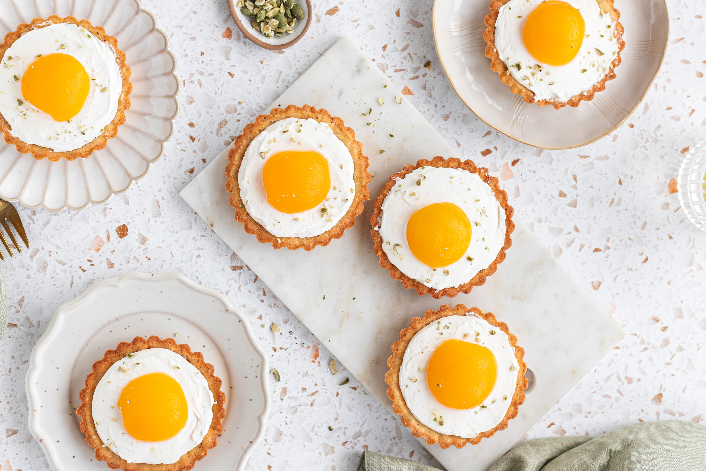 Тарталети с маскарпоне и компот от кайсии